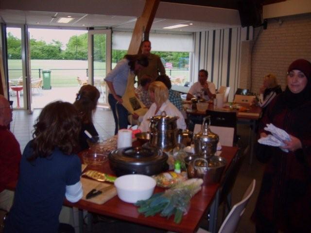 6. we kunnen beginnen! mooi schort Eva!.jpg